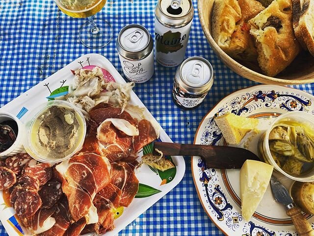 Oh yesterday—that first 70+ degree day of spring does miraculous things for the soul! As for sustenance and celebration toasts, we totally have you covered 🌞🍻
#farmboard #drinkme #orangewine #focaccia #springtime #marketday #southportlandmaine #lacucinaitaliana