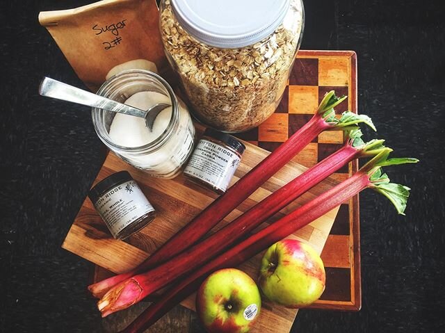 Bake yrself happy! Rhubarb is in season and it won't last forever...it's apple rhubarb crisp time, baby. Link in bio. .
.
.
.
.
#solocucinamarket #shoplocal #eatlocal #seasonaleating #rhubarb #yup